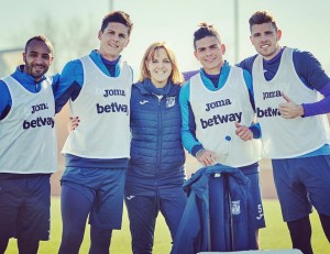 La nutricionista Bárbara Sánchez, con varios futbolistas del CD Leganés.