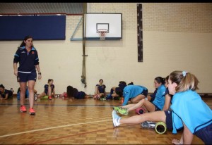 Esther Morencos, dirigiendo una sesión de la selección española de hockey.