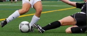 Las patadas y los golpes son muy habituales en el fútbol